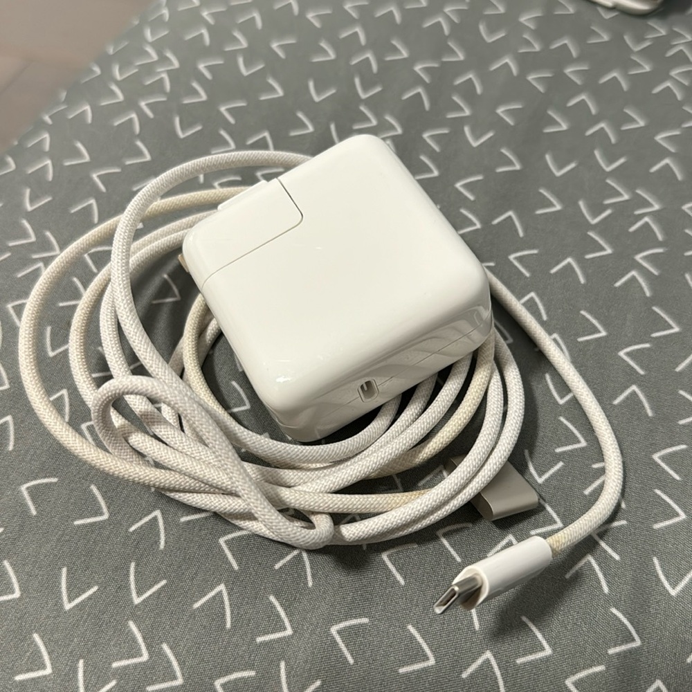 MacBook Air m2 charger 30 watt